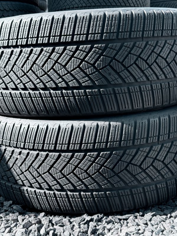 Goodyear UltraGrip Gen1 245/45 20