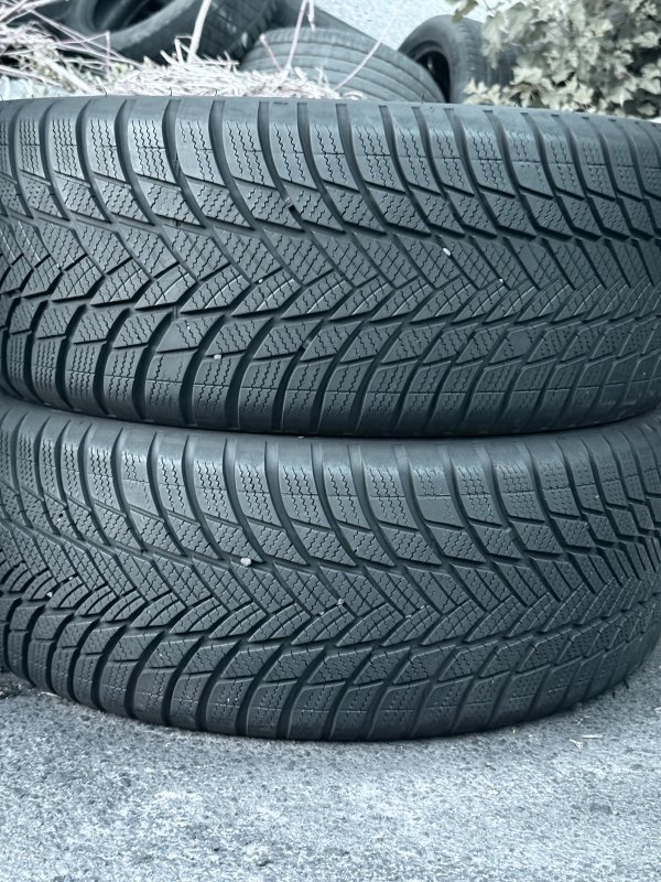 Bridgestone Blizzak LM001 235/60 18