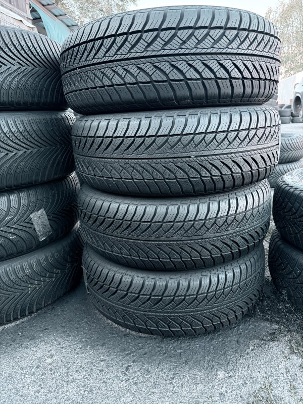 Goodyear Ultragrip Perfomance 8 RSC 205/60 16