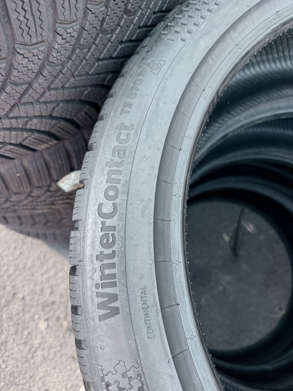 Continental TS870P 235/45 21
