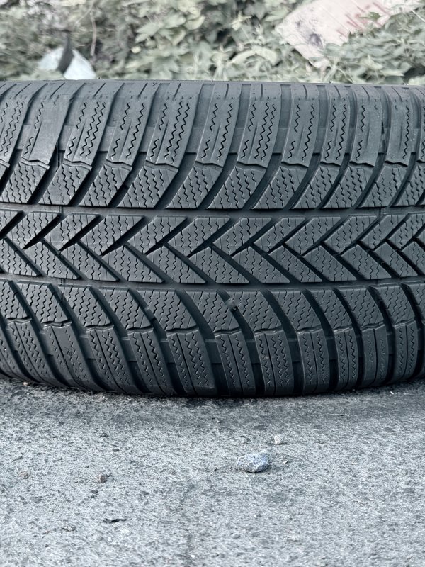 Bridgestone Blizzak LM005 255/55 18