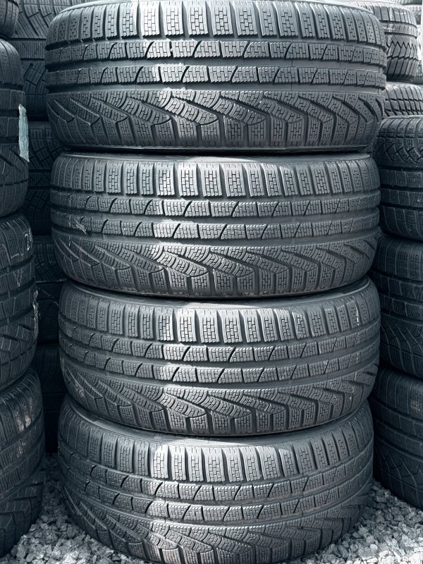 Pirelli SottoZero 240 245/35 20