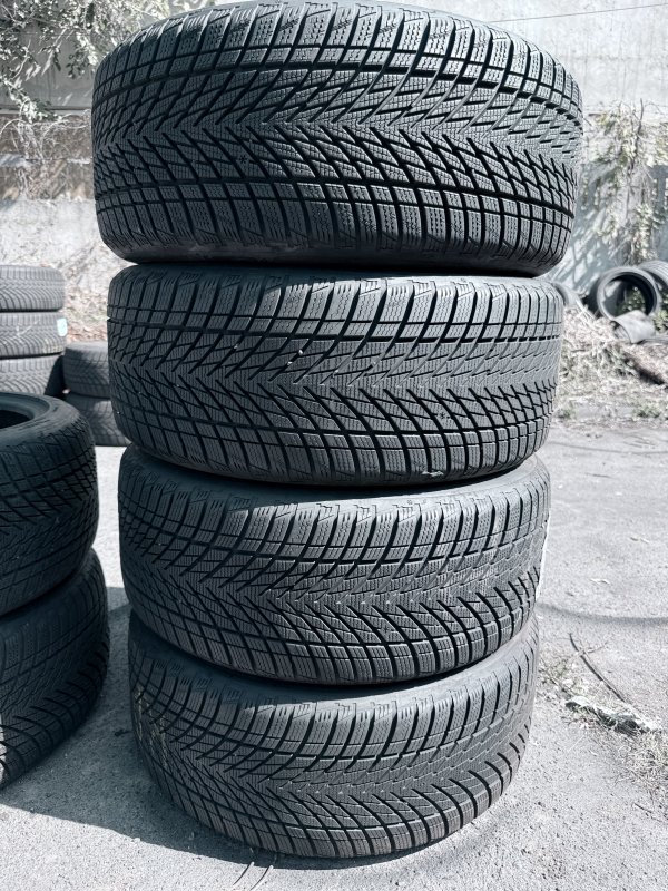Goodyear Perfomance 3 235/40 19