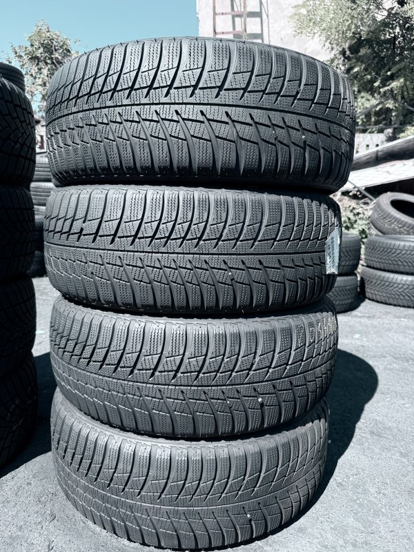 Bridgestone Blizzak LM001 205/55 17