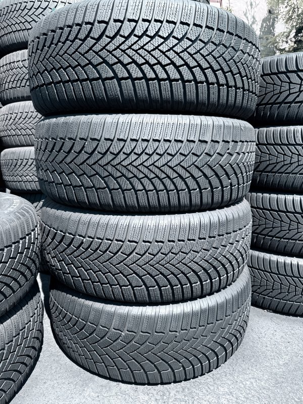 Bridgestone Blizzak LM005 235/55 18