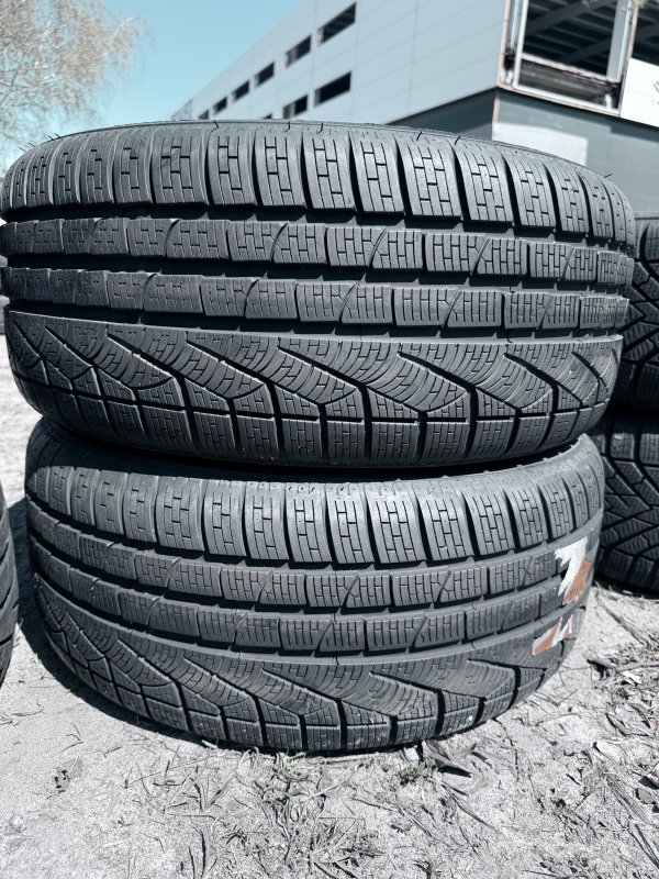 Pirelli SottoZero 210 RSC 255/40 18