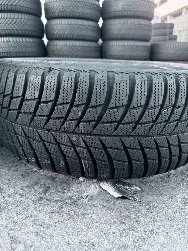 Bridgestone LM001 215/55 17