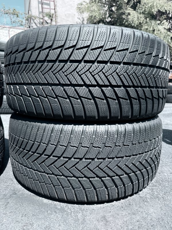 Bridgestone Blizzak LM001 245/40 18