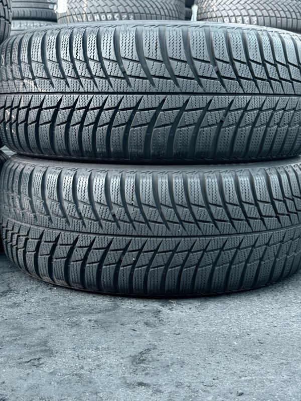Bridgestone Blizzak LM001 215/55 17