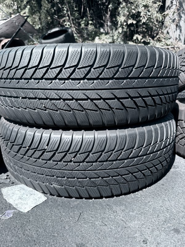 Bridgestone Blizzak LM001 215/65 17