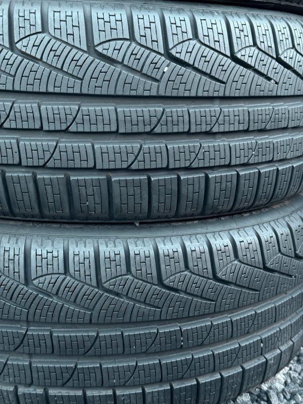 Pirelli Winter W270 235/45 20