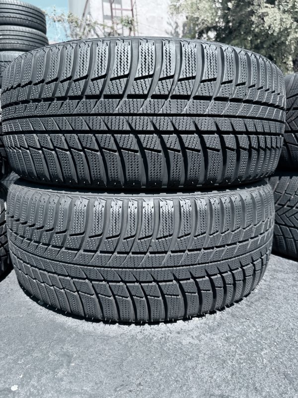 Bridgestone Blizzak LM001 245/45 18