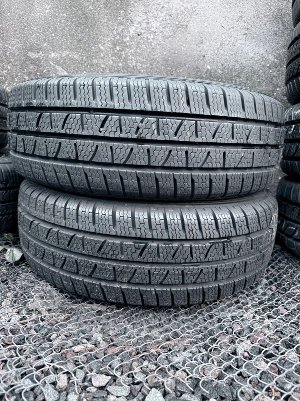 Pirelli Carrier Winter 215/65 16