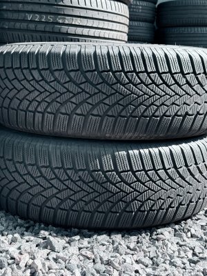 Bridgestone Blizzak LM005 215/65 16