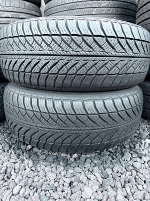 Goodyear Ultragrip Perfomance 8 RSC 205/60 16
