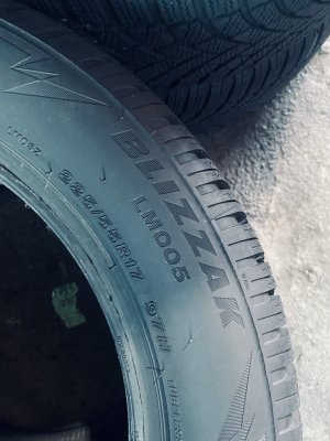 Bridgestone Blizzak LM005 225/55 17