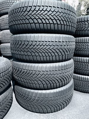 Bridgestone Blizzak LM005 235/55 18