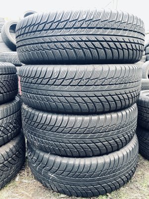 Bridgestone Blizzak LM001 215/65 17