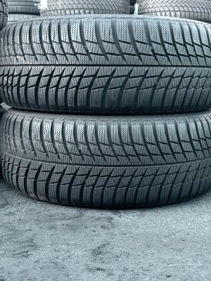 Bridgestone Blizzak LM001 215/55 17